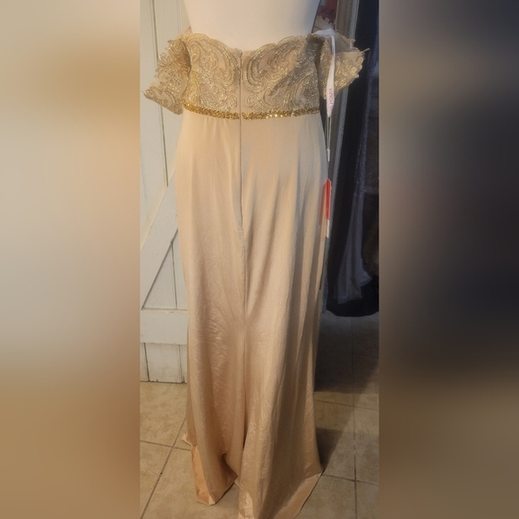 Elegant Black and Gold Off-Shoulder Dress - Picture 3 of 7